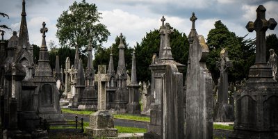 Droit funéraire - délais d'inhumation et de crémation - plaques de cercueil - scellement des cercueils